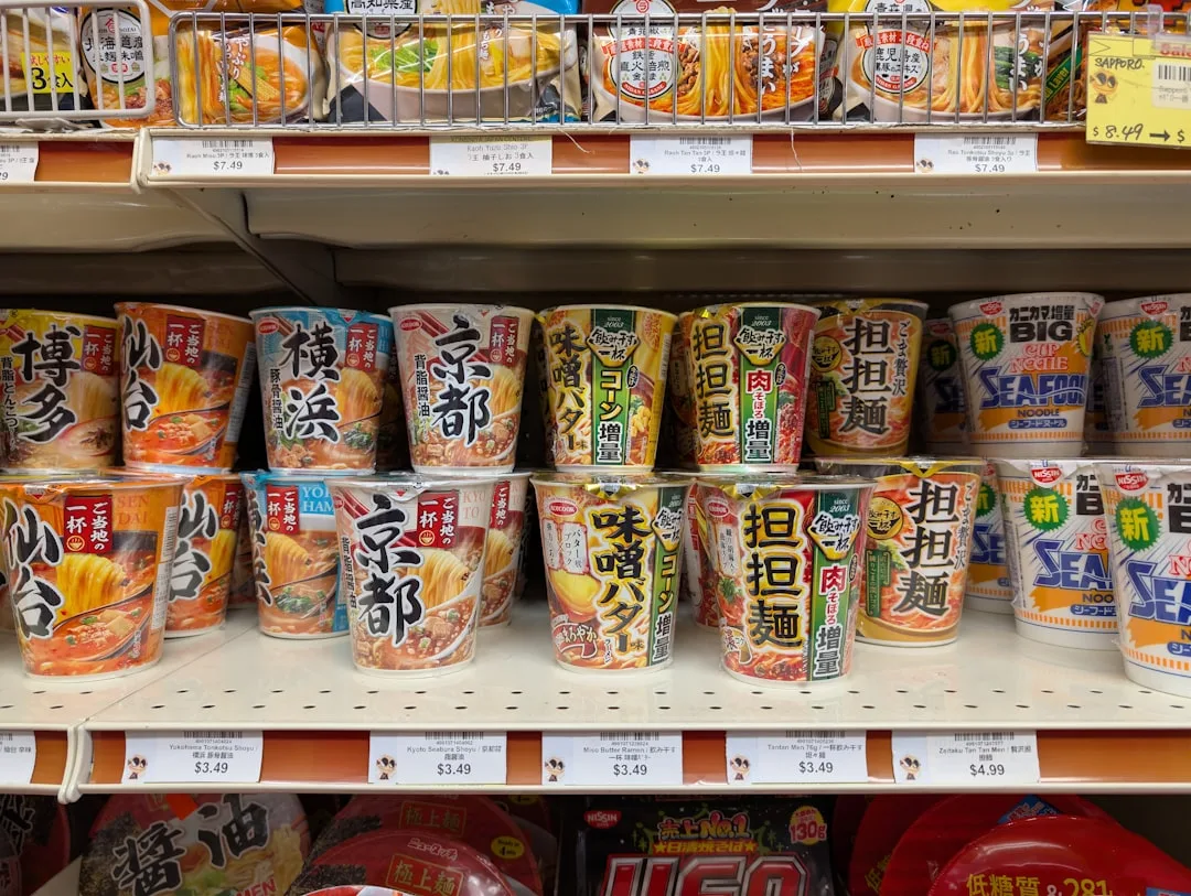 A cup of instant noodles beside cold water, illustrating Nissin's cold-water preparation concept.